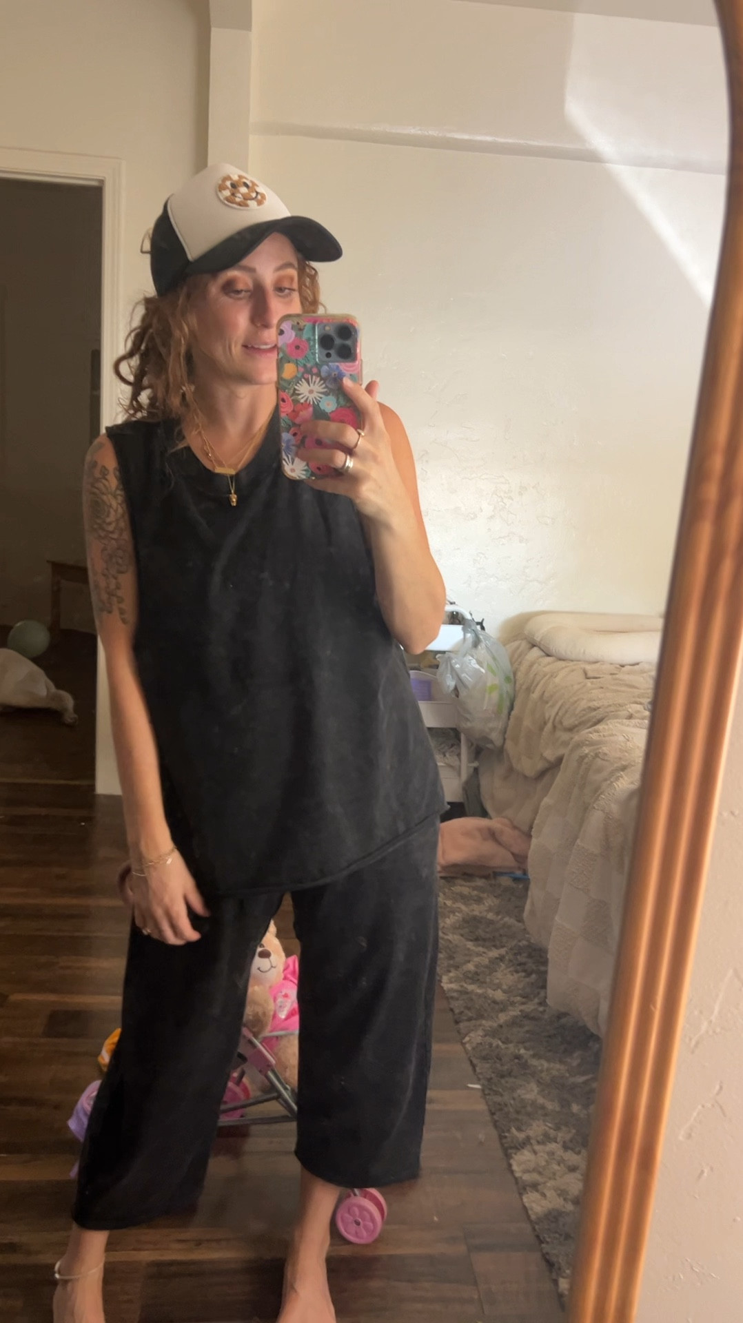 Wearing Xs, excellent for postpartum. Hides a diaper booty and has packets! 