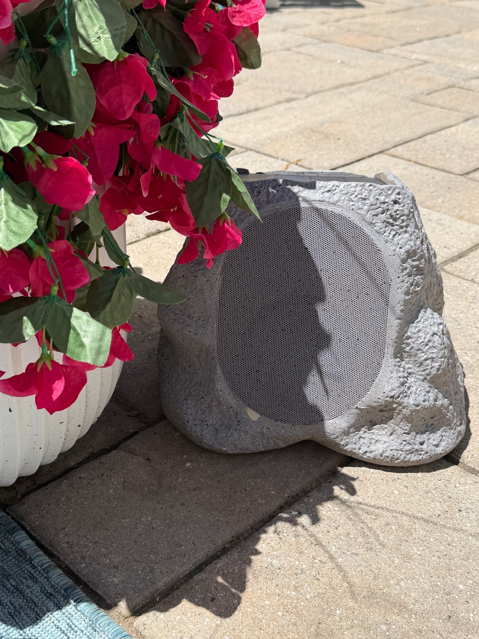 These outdoor rock speakers at the perfect ambience to summer hangouts! Weatherproof and solar powered!