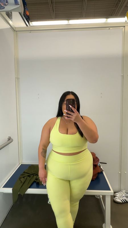 Athletic set from old navy on a curvy plus size body 

Wearing top and bottoms in size xl 

#LTKfitness #LTKplussize