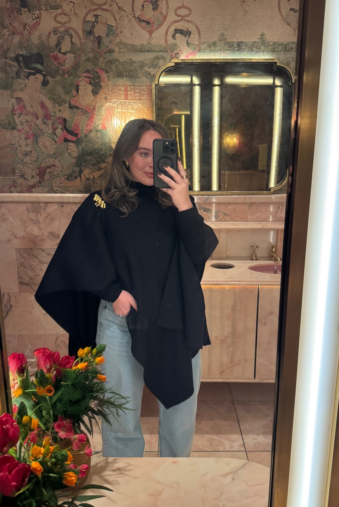 OOTN for dinner at the Ivy Asia 🍴

I wear a M/L in the cape and a 31 short leg in the jeans 

#LTKdatenight #LTKjeans #LTKmidsize