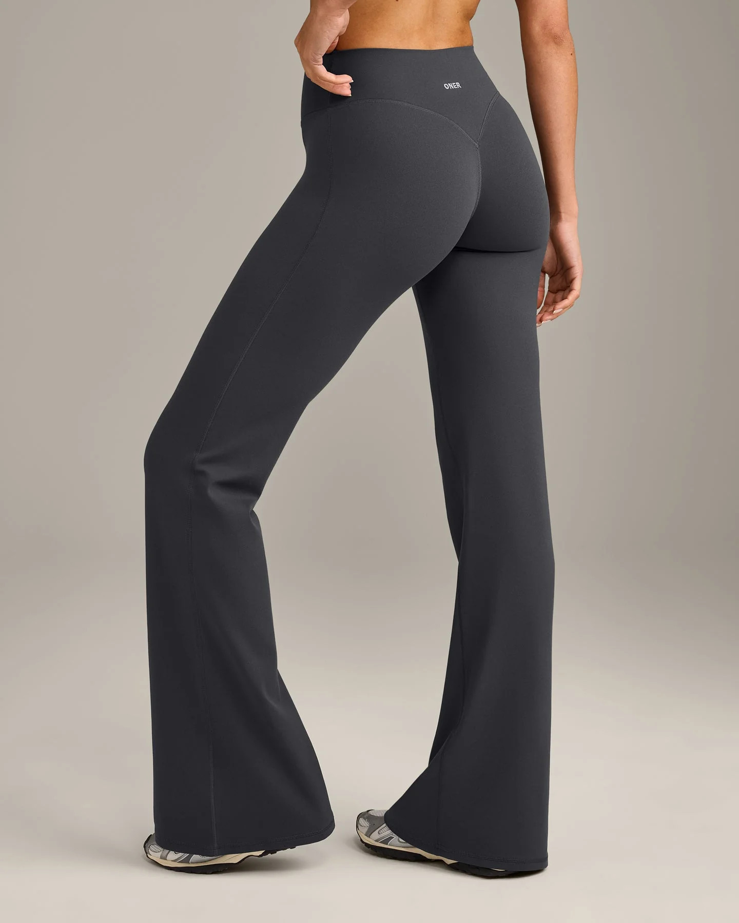 SoftMotion™ Flared Pants with Gray Logo
Coal | Oner Active (UK / US)