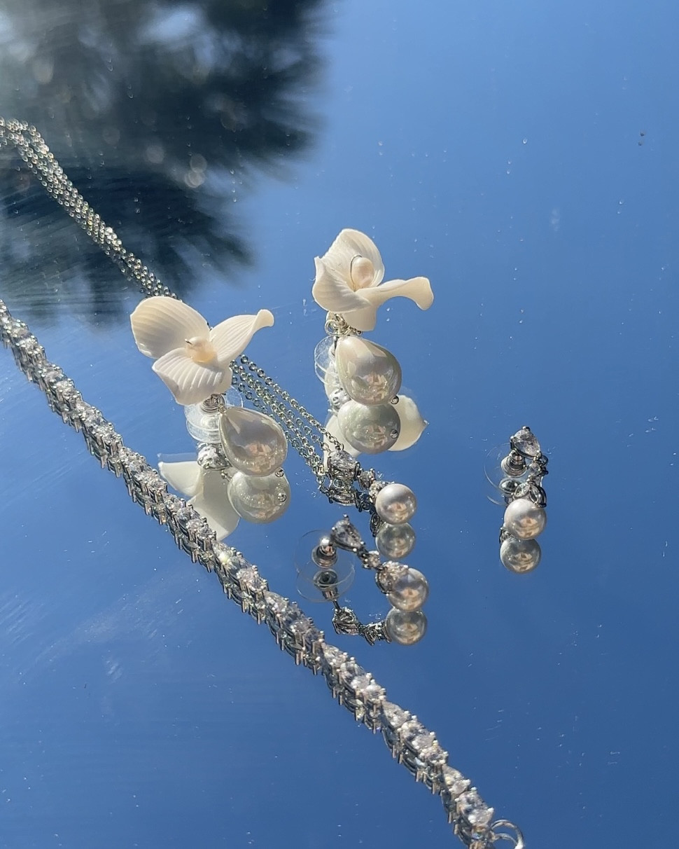 Sun-kissed elegance! ✨💞I've been gifted stunning pieces from @darethcolburndesigns, and I love how the sunlight highlights every exquisite detail. These accessories add a radiant, chic touch to any look—perfect for elevating your style. If you're ready to shine✨🤍
#DarethColburnPartner #ValentinesJewelry #GalentinesStyle

#LTKFindsUnder100 #LTKBeauty #LTKStyleTip