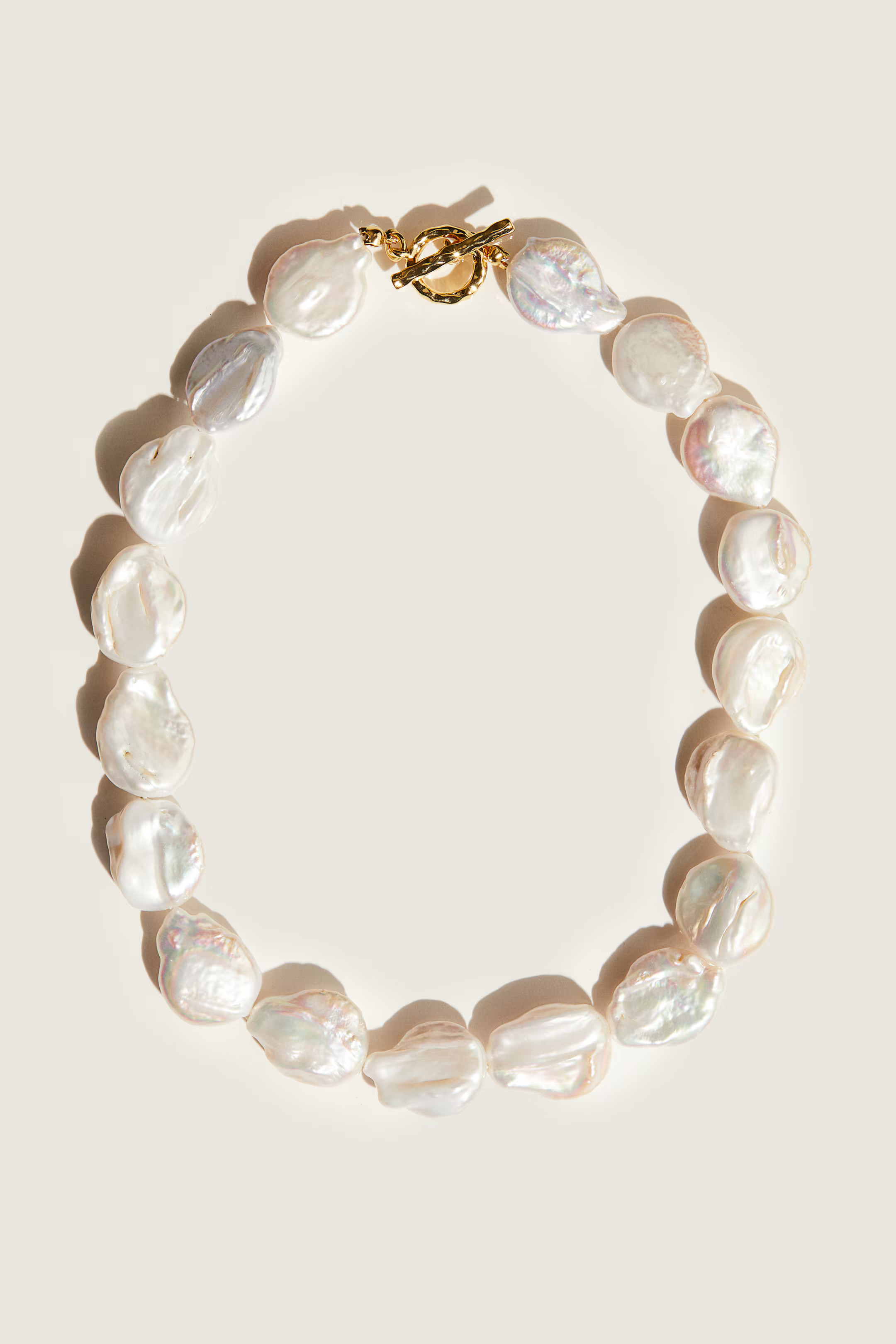 Gold-plated pearl necklace | H&M (UK, MY, IN, SG, PH, TW, HK)