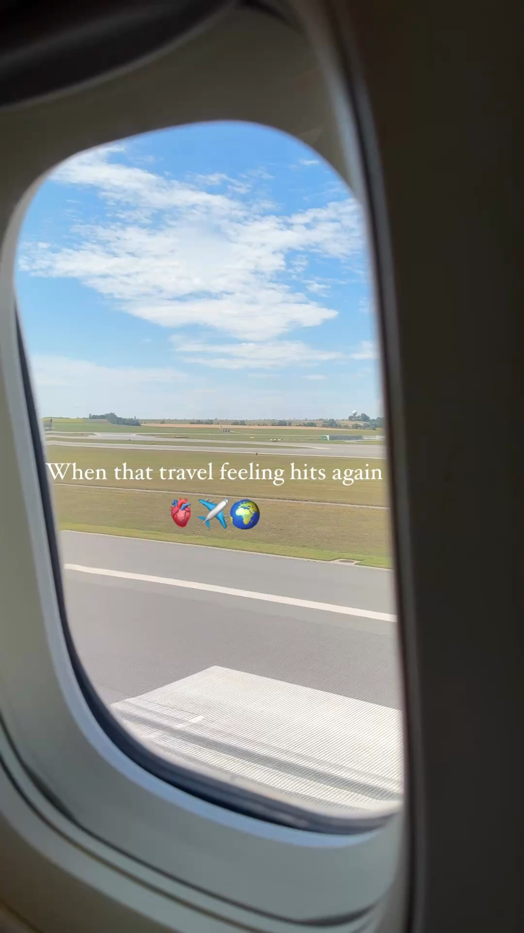 IAH -> FRA ✈️ 

1st time trying out the @united Polaris product. Made sure to arrive @bushairport early so I could have a meal at the #UnitedPolarisLounge. Full review of my experience coming soon.  

Travel outfit by @thesundaycollective 

Sizing 👉🏻 SMALL 

I’m 5’4 | 120 lbs | 32C | 25” Waist | Typically a Small 
