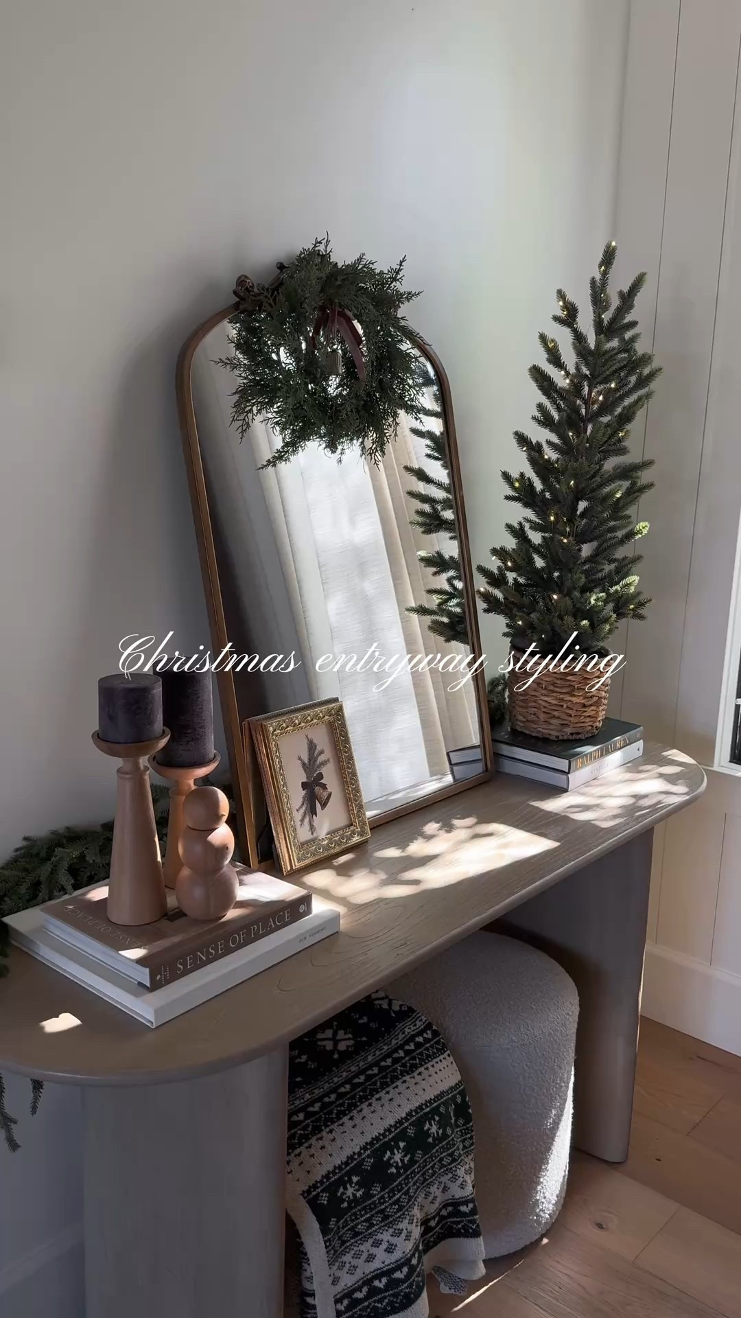 Christmas entryway styling 🌲🤍