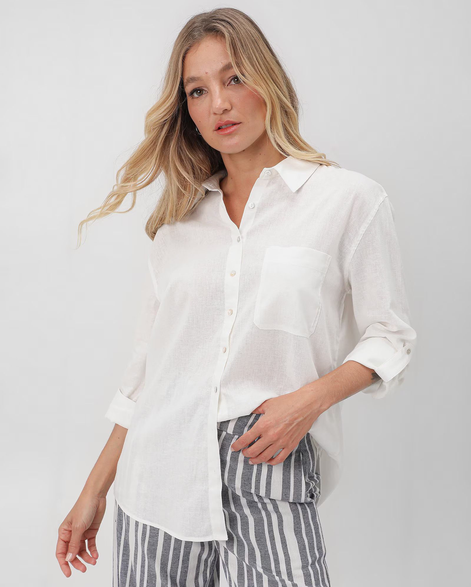Camisa feminina alongada com bolso - Branco |  AK by Riachuelo | Riachuelo (BR)
