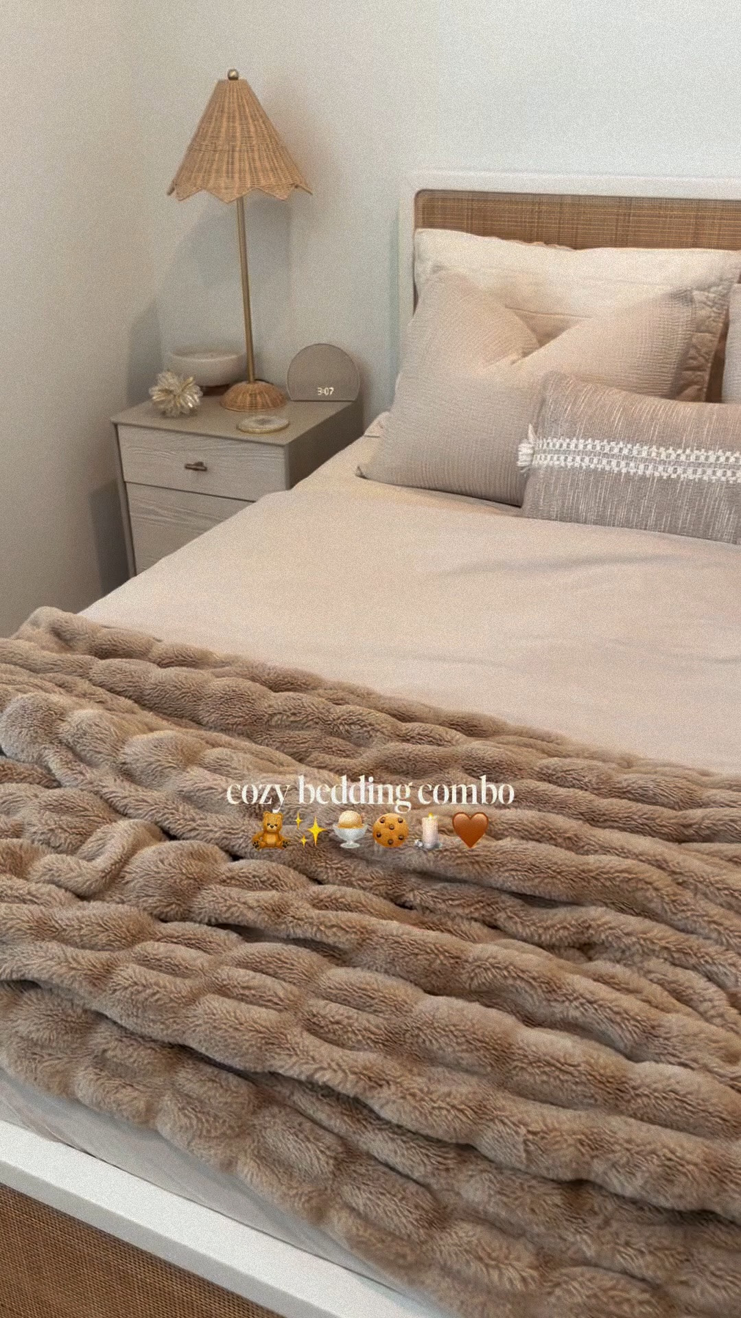 sheets and pillow cases @cozyearth code : MARISASAVE20
mattress topper @parachutehome 
softest blanket @lolablankets code : MARISABOUGHTIT
cutest pjs @silks.design : link in bio
#CozyBedding #BeddingInspo #BedMaking #BedroomInspo #cozybedroom