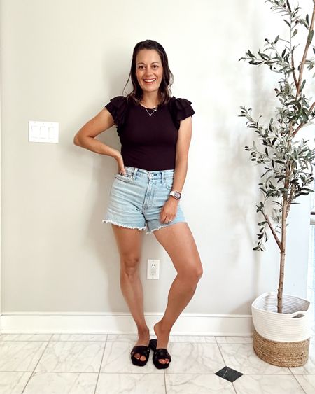 Summer outfit idea/ date night / girl’s night with this cute Amazon top and Abercrombie jean shorts.  Both run a tad small.

I’m wearing a small in the top.



#LTKover40 #LTKstyletip #LTKfindsunder50