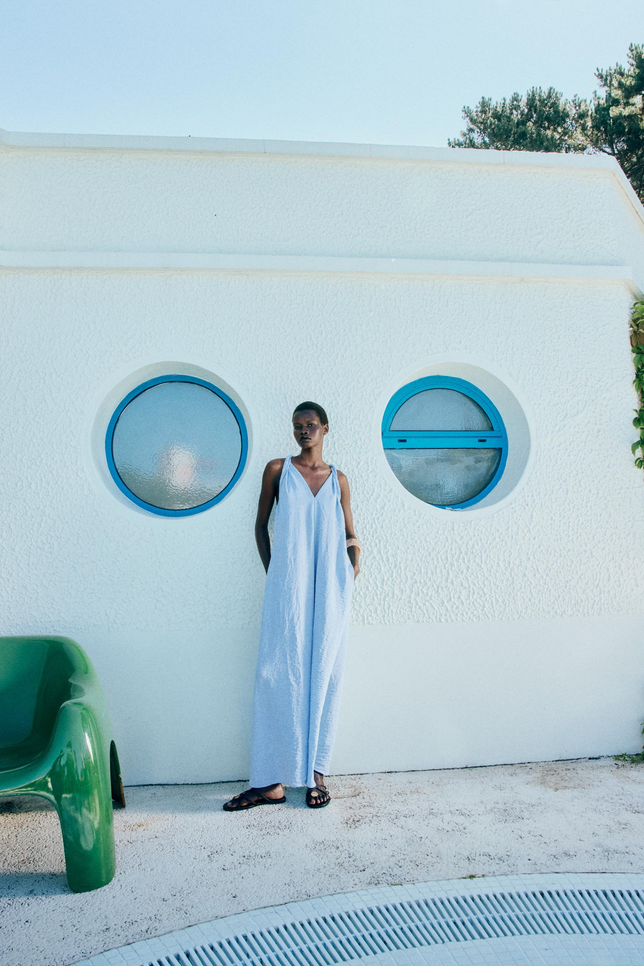 V-neck dress with twisted sleeveless design. Hidden in-seam side pockets. | Zara US