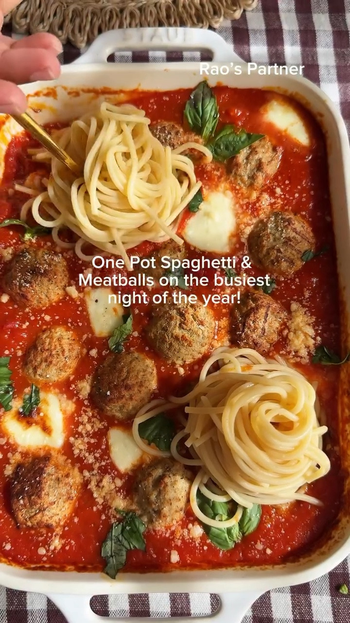 Turning Thanksgiving Eve into a slowed down, intentional evening with @raoshomemade for dinner: the Ultimate Pasta Night! I am making a family style, one-pot spaghetti & meatballs using Rao’s Homemade Marinara Sauce and Spaghetti!! Comment “recipe” & I’ll send it to you. Rao’s Homemade Marinara Sauce is SO tasty & now I have so much more time to relax ahead for our first time hosting Thanksgiving!! #RaosPartner