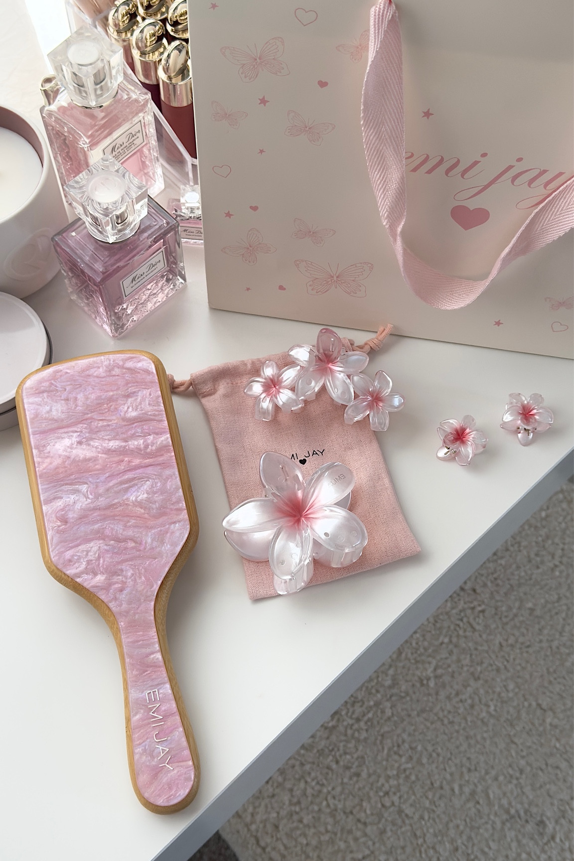 I’m just a girl ❤︎

Emi Jay, hair clip, claw clip Emi Jay hair clips, trendy claw clips, luxury hair accessories, Emi Jay scrunchies, chic hair brushes, pastel hair accessories, Emi Jay hair styling tools, preppy hair accessories, viral Emi Jay products, Emi Jay must

#LTKFindsUnder50 #LTKGiftGuide #LTKBeauty