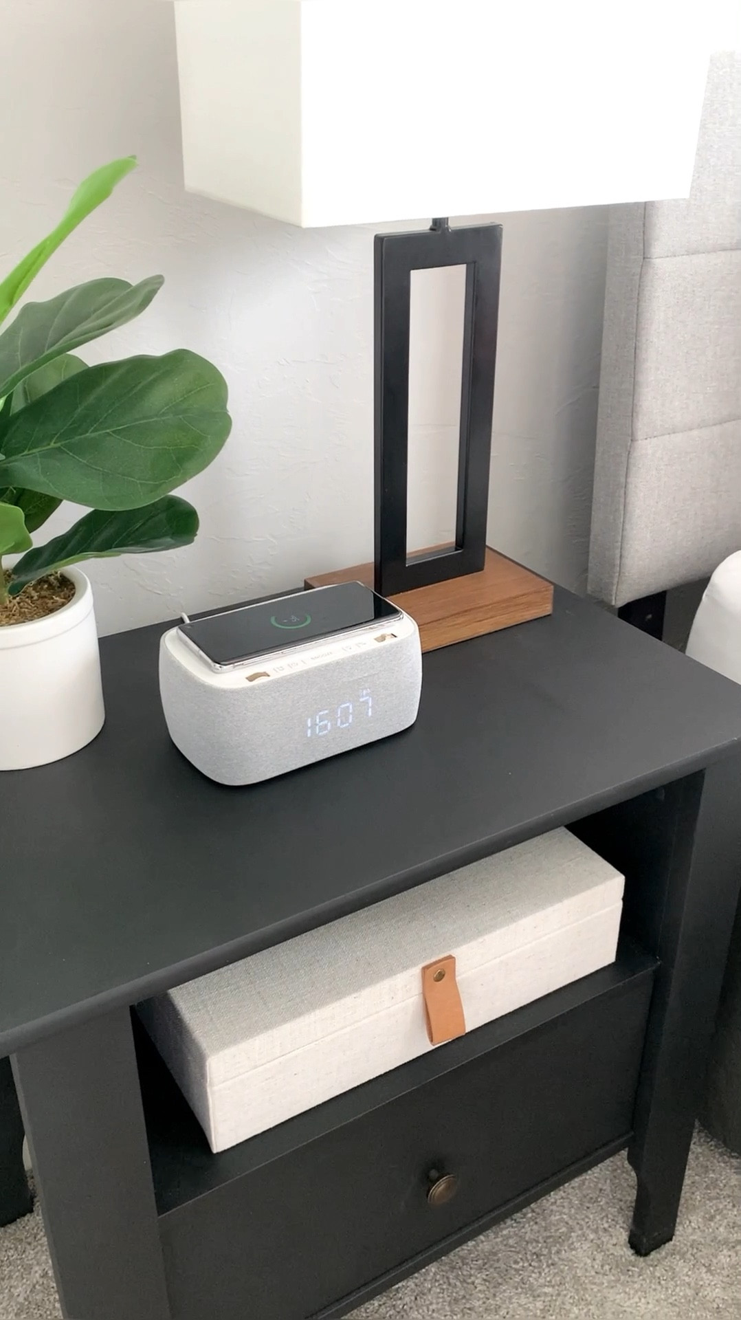 Simple Nightstand Styling in our guest bedroom 


Home decor, guest bedroom furniture, nightstand, lamp, faux greenery, alarm clock, phone charger, decor box, upholstered headboard, white bedding, Amazon finds, Target finds, mother’s day gift ideas

#LTKstyletip #LTKFind #LTKhome