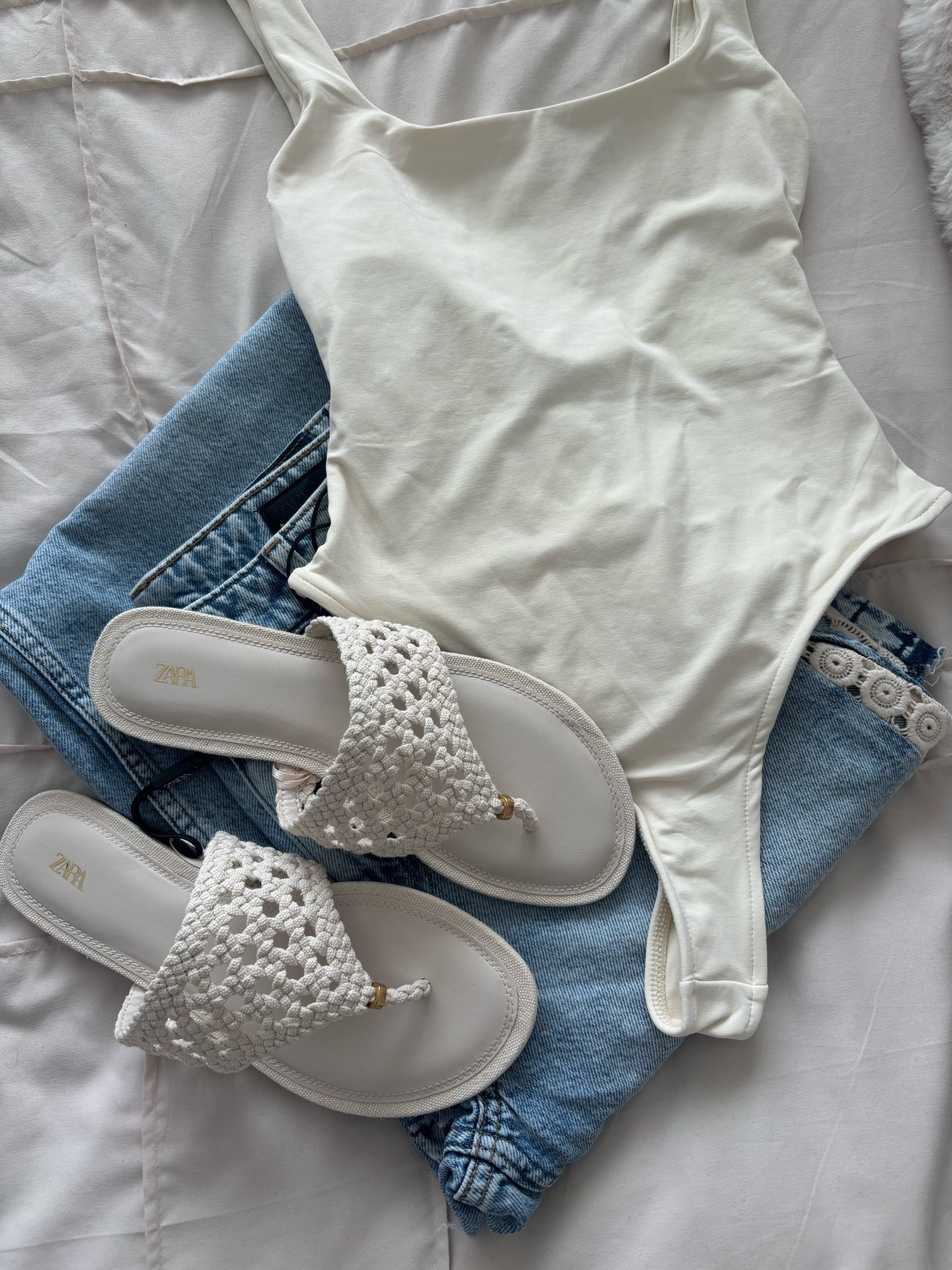 Obsessed with these bits i picked up from @Zara 
Bodysuit | 5039/373/712
Jeans | 4083/042/427
Sandals | 4083/042/427