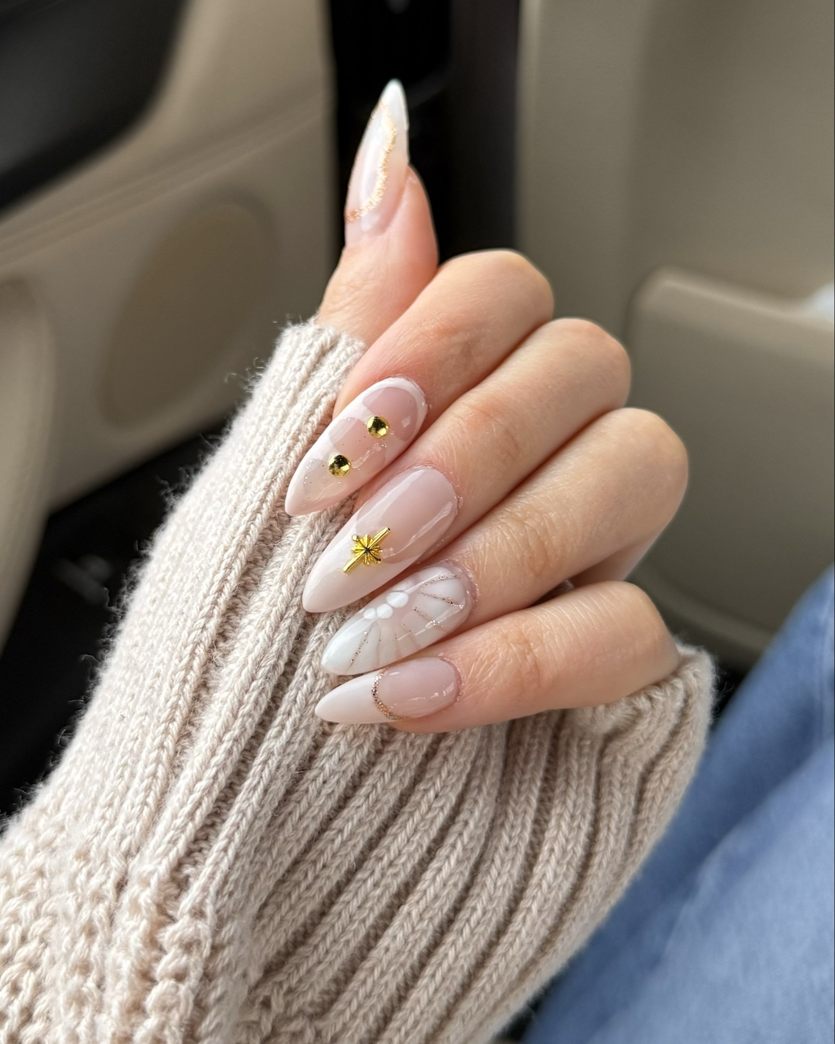 Light pink trendy almond nails 