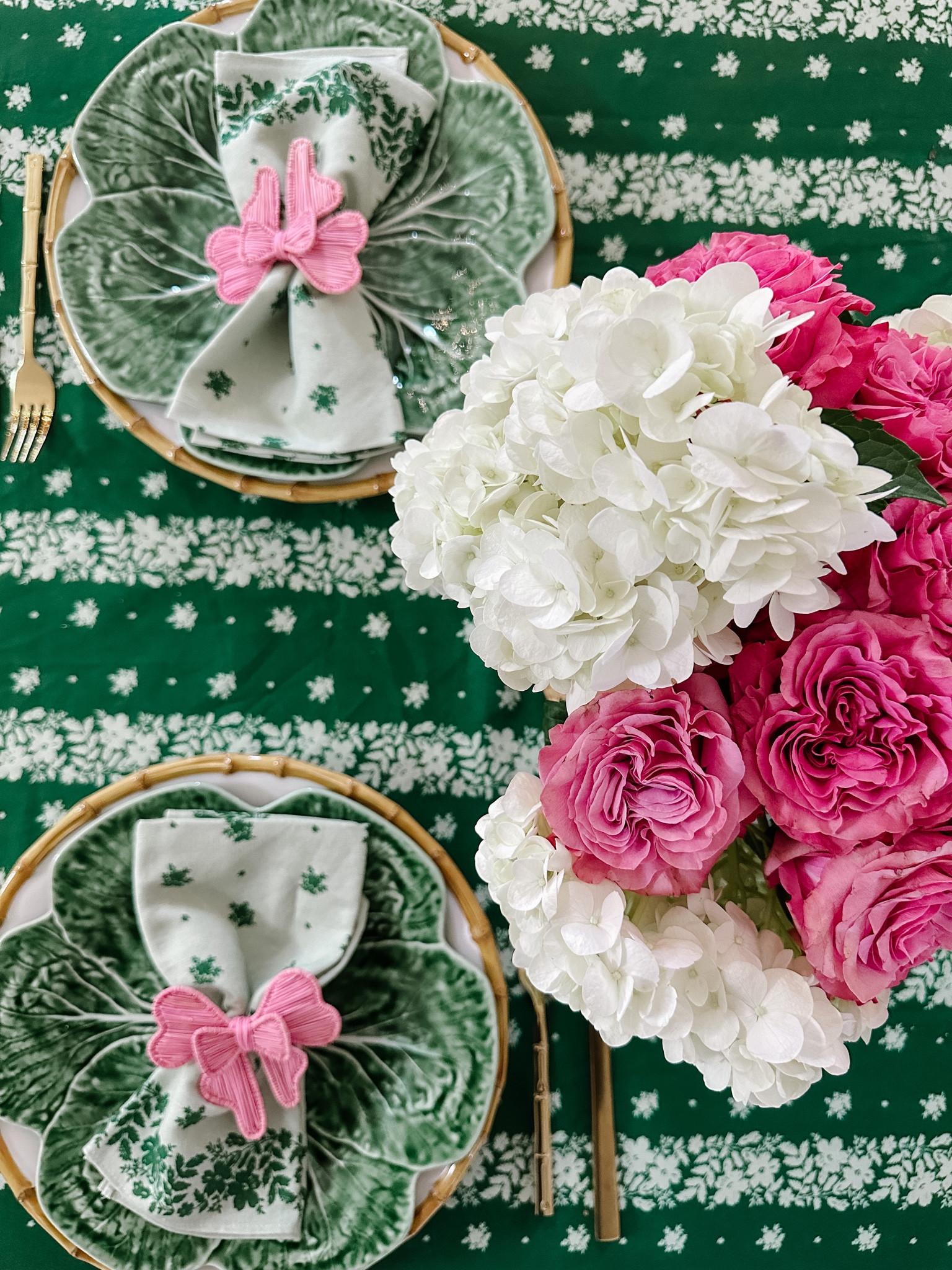 Table setting, holiday table setting; green and pink table setting, Bordallo pinhero 