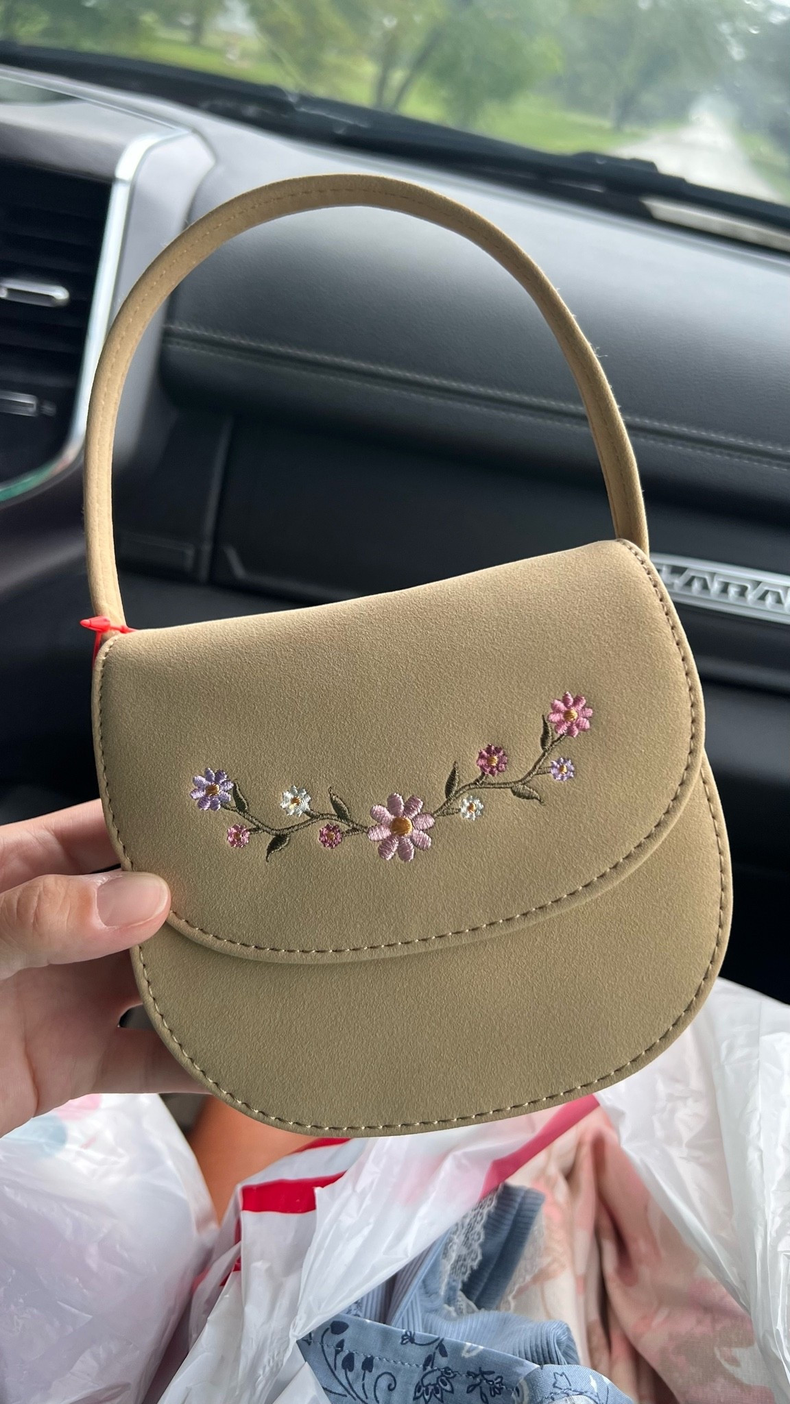 Stoppp this little bag is SO cute 🥹🌸 the floral detail makes it feel extra sweet without being too much. Perfect little purse for her to carry all her “important” things 😂💗

#girlspurse #kidsfashion #girlyfinds #ltkfinds #momfinds