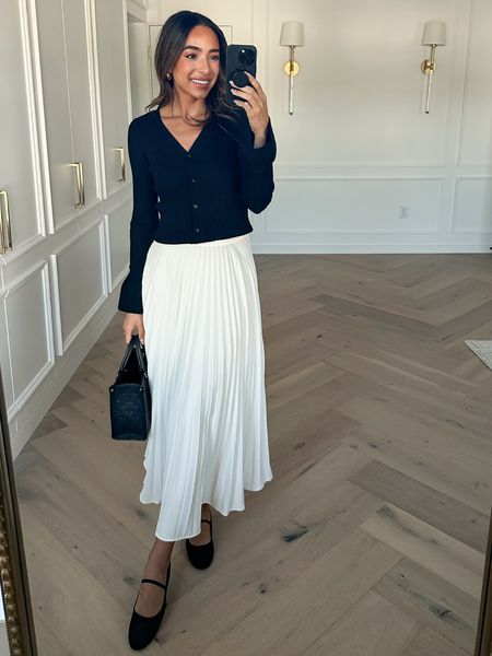 Spring outfit! Wearing size xs sweater cardigan and size xs pleated maxi skirt   (skirt runs small- if in between sizes size up) 


Casual outfit 
Weekend outfit  
Date night outfit  

#LTKstyletip #LTKfindsunder50 #LTKfindsunder100