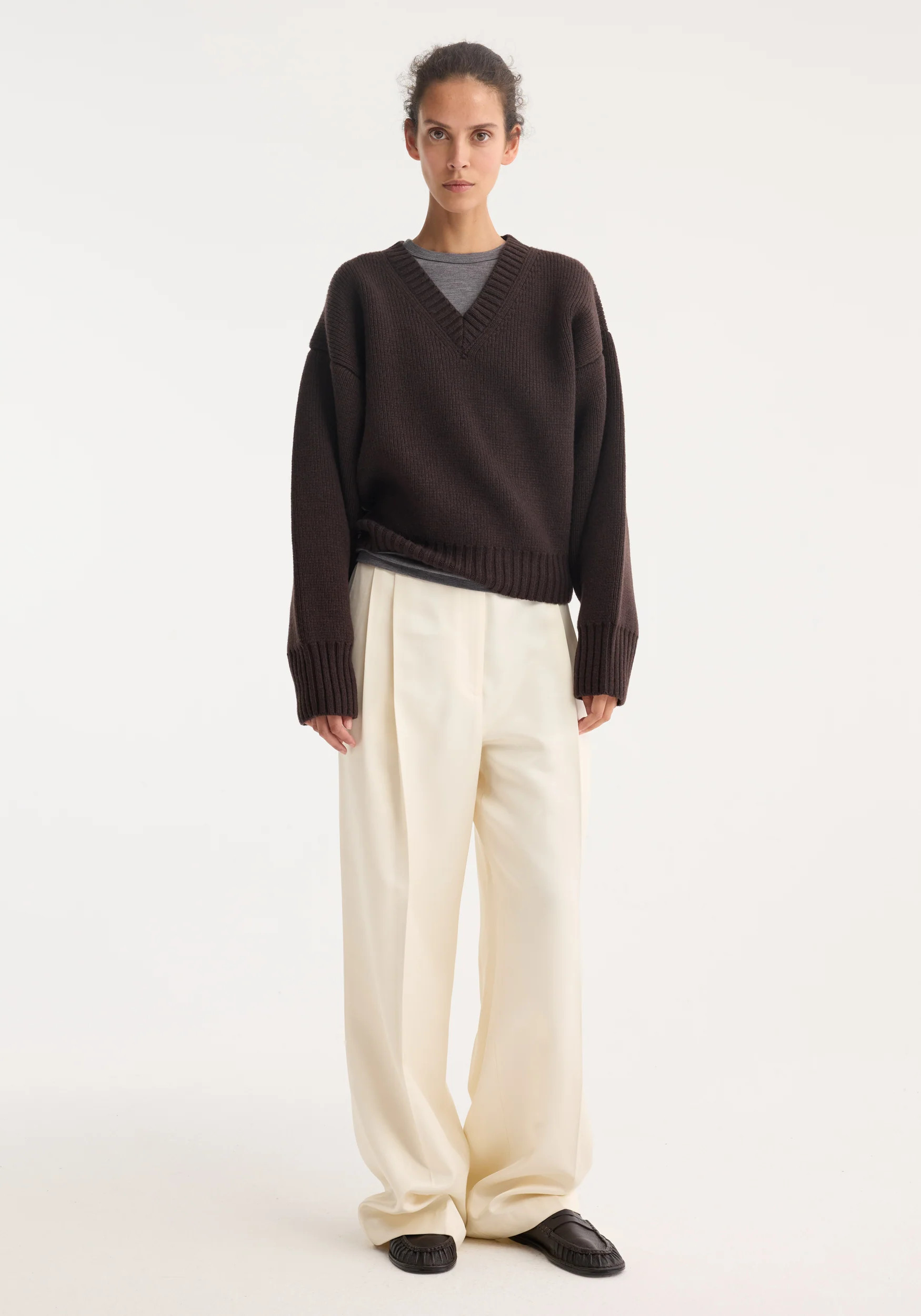 sculptural compact v-neck | dark brown | Rohe