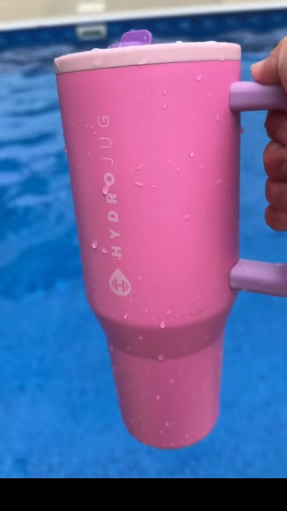 No more chasing bottles to the ocean floor 🌊💦 Your HydroJug floats — so you can sip, swim, and chill without a worry. #HydroJug #FloatOn #BeachDayEssential #StayHydrated

#LTKActive #LTKSummerEdit