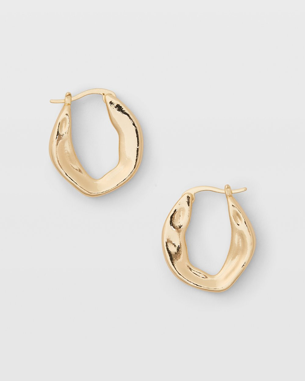 Serefina Wavy Hoop Earrings | Club Monaco (Global)