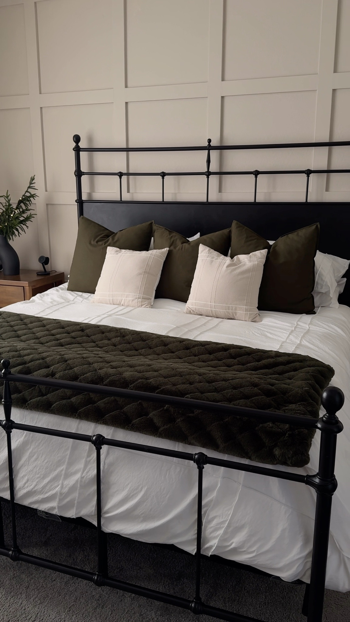 Minimalist Christmas bedding 

#LTKHome #LTKSeasonal #LTKHoliday