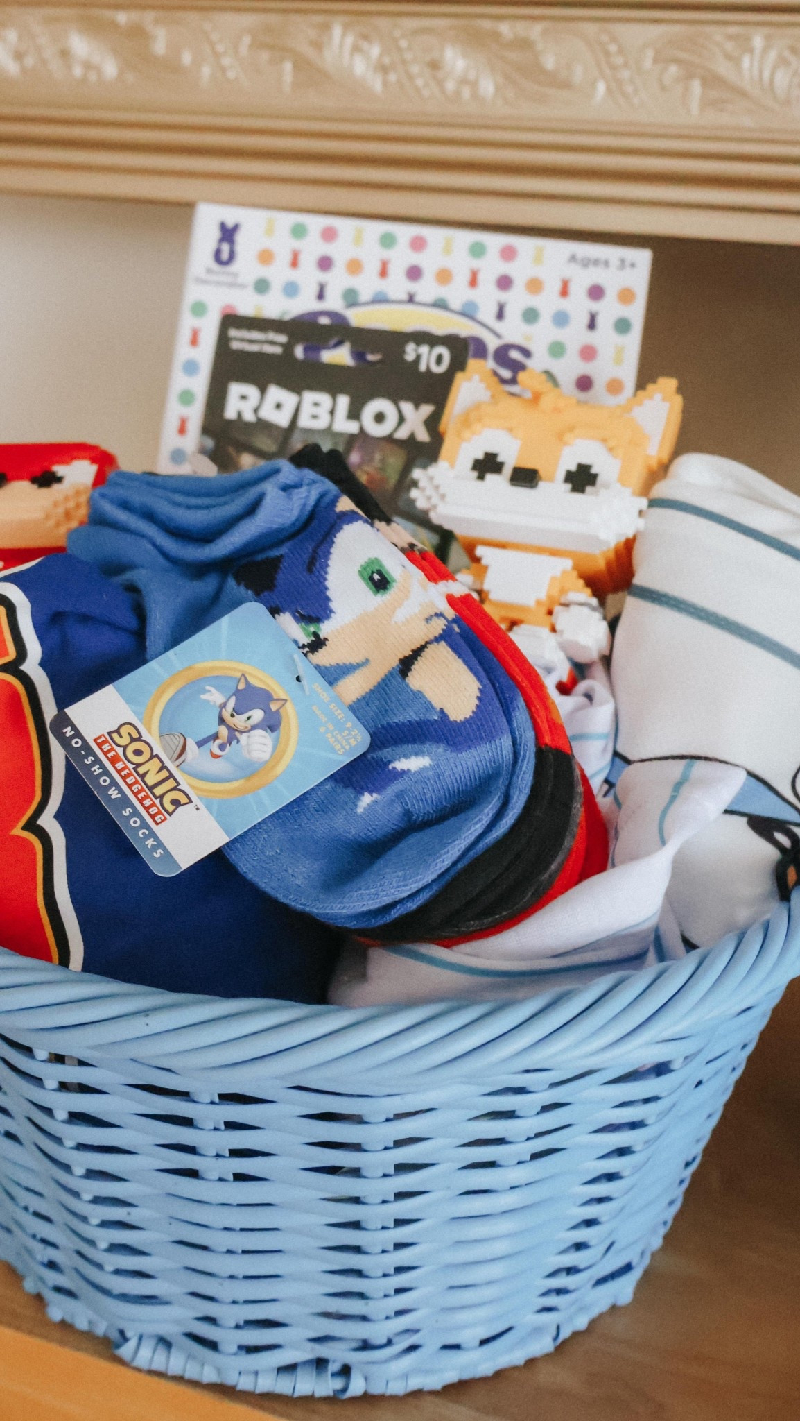 Last minute Easter basket ideas for teens and small or toddler kids 🧺 🐣 🐰, my boys are at an age that my oldest doesn’t play with toys anymore but he goes through clothes and grows out of them pretty much every week so lots of clothing items for him, my youngest is at the age that he loves toys but he likes specific characters , he’s obsessed with Sonic , so lots of Sonic the Hedgehog 🦔 things for him, both of them love paying video games so gift cards are always good and they both love painting and decorating eggs with the family so these @heybuddyheypal @peepsbrand EggMazing Egg Decorators and eggs are the best way to decorate eggs with no mess and super fun to do!! 🙌🙌🙌 I didn’t put a single chocolate or candy there because I’m sure their grandparents will take care of that. 
.
.
.
.
.
.
.
.
.
.
#eggmazing #peepseggmazing #peeps #amazonmusthaves #eggdecorating #easter2025 #easterbaskets #easterbasketideas #eastergiftideas