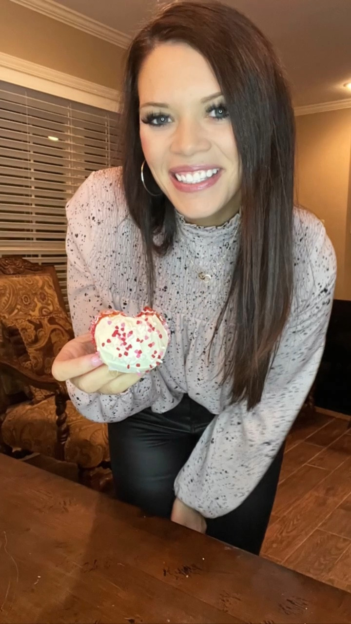 Heart Cupcake Hack!
All you need is
aluminum foil to transform normal cupcakes into the cutest hearts!
#valentinesday #valentinesdayfood #valentinesdaytreats #valentinesdaydessert #valentinesdaybaking #vday

#LTKunder100 #LTKhome #LTKSeasonal