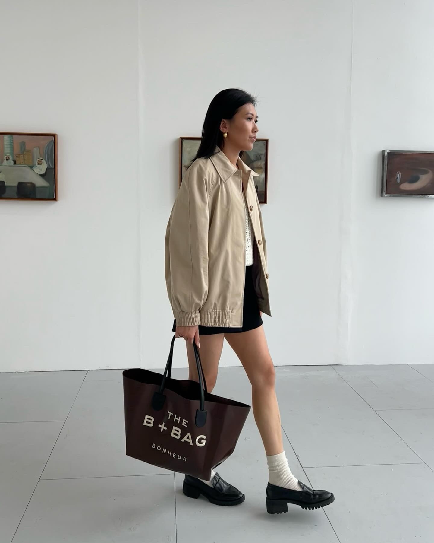 Living my British summer. Haven’t switched my wardrobe yet and can’t leave the house without a jacket 

Jacket @mango 
Top & shorts @varley pr
Bag @bonheur pr

What’s your ideal summer? 

#whattowear #casualchic #styletipsforwoman #casuallook #chicoutfit #bonheur #mood #bonheursimple #womenfashion #fashiontipsforwomen #timelessstyle #londonstyleblogger #parisianstyle #minimalootd #shaythelight