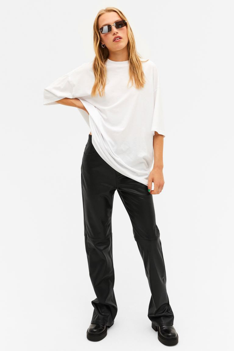 Hose aus Lederimitat mit normalem Bund | H&M (DE, AT, CH, NL, FI)