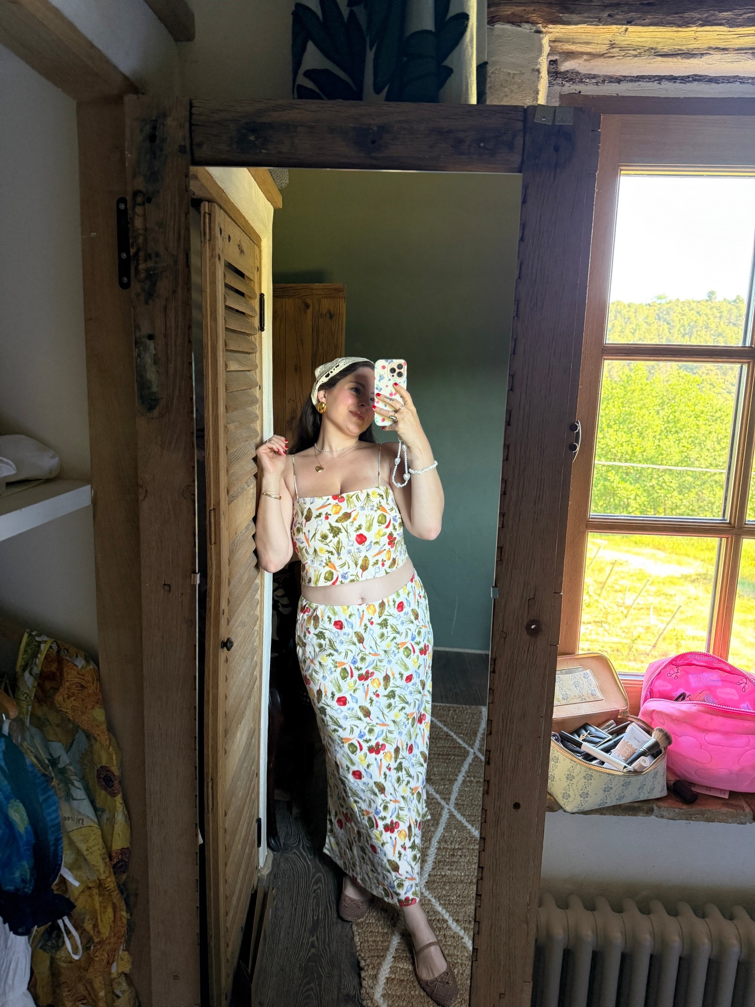 Abercrombie matching veggie garden set crop top and maxi skirt 

Top size m Aritzia shrug
Skirt size L

#LTKFindsUnder50 #LTKMidsize #LTKStyleTip