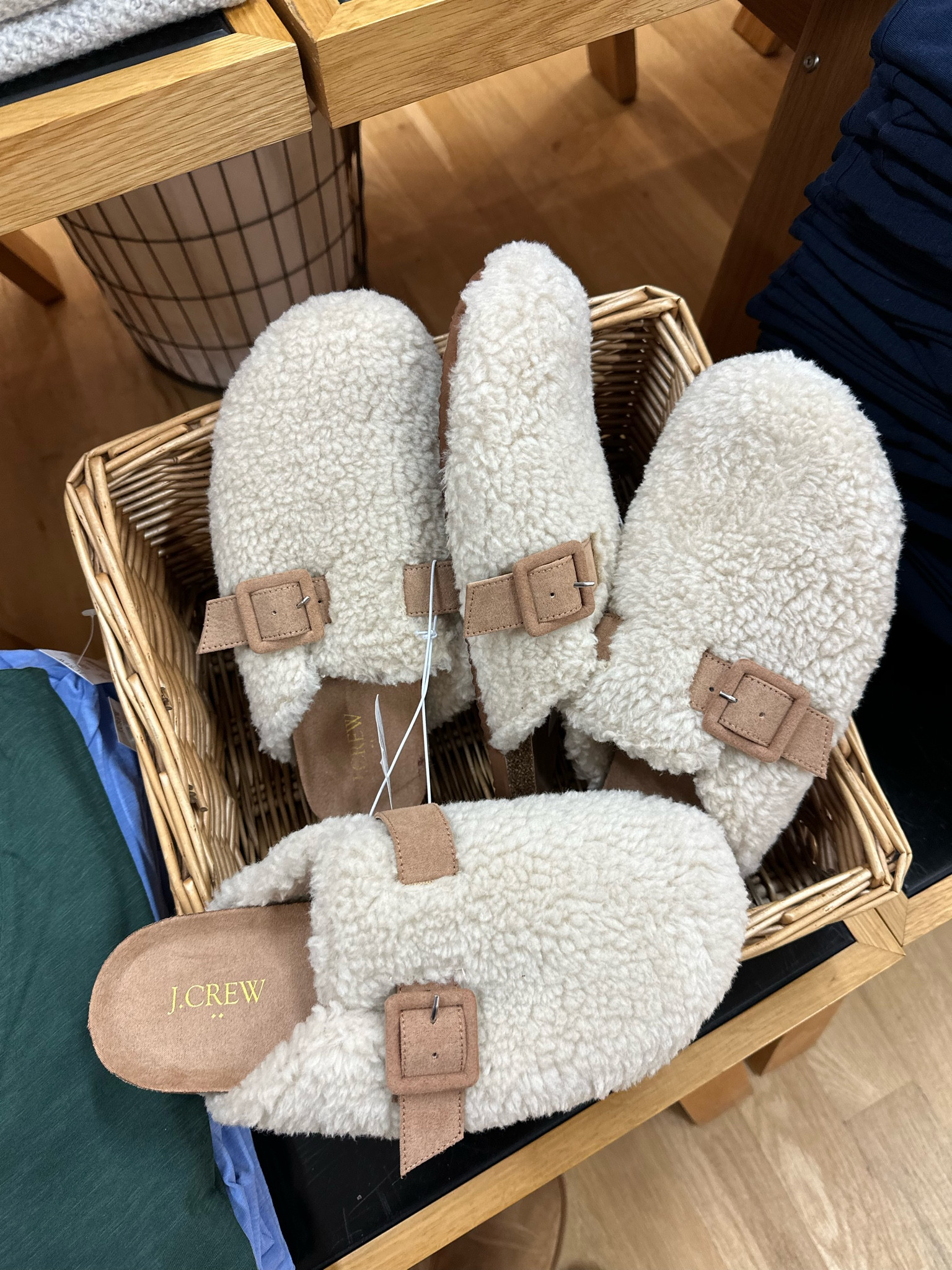 Slippers, comfy Christmas gift, gift idea, comfy slippers, easy gift ideaas

#LTKHoliday #LTKGiftGuide #LTKfindsunder50