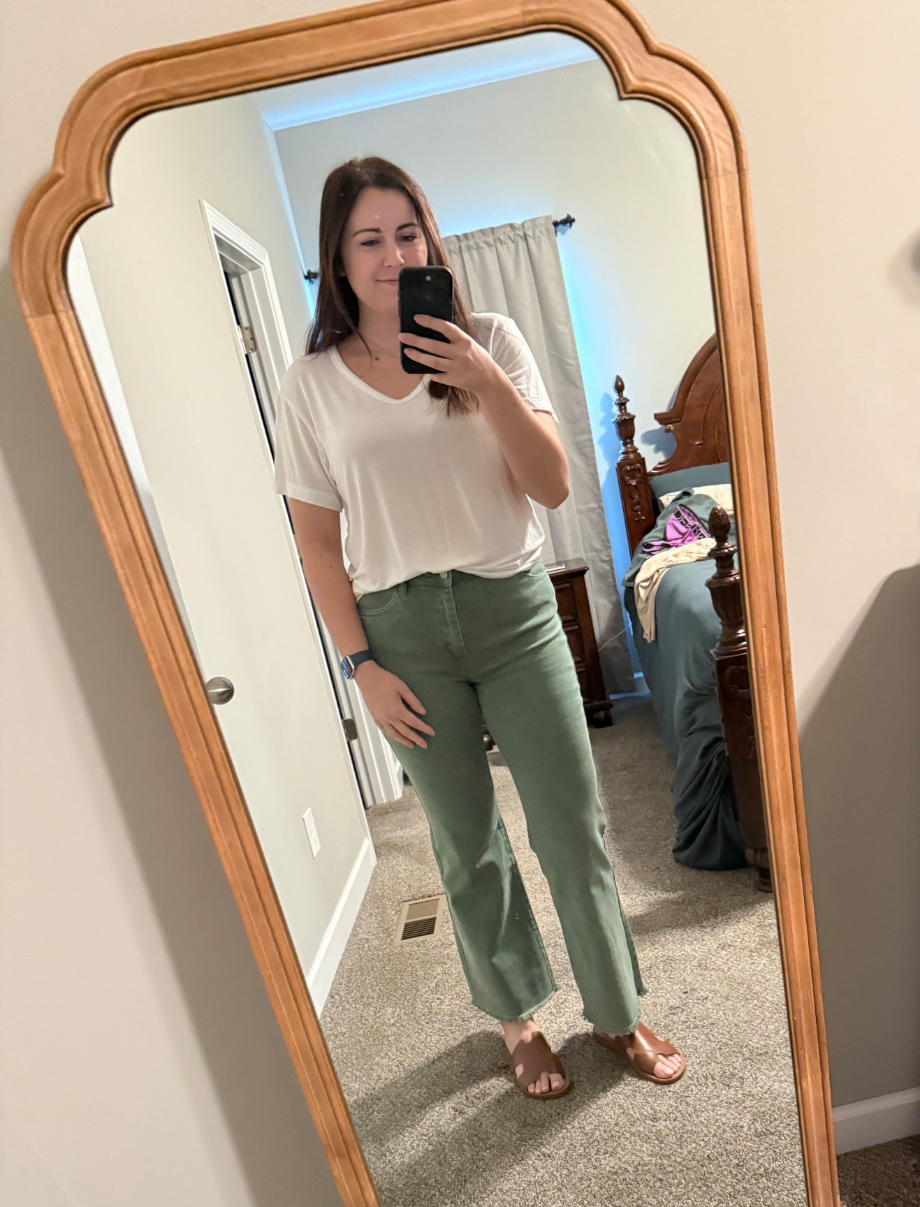 Today’s church outfit 🤍
Ootd, outfit of the day, church, basic t-shirt, colored pants, colored jeans, transition to fall
