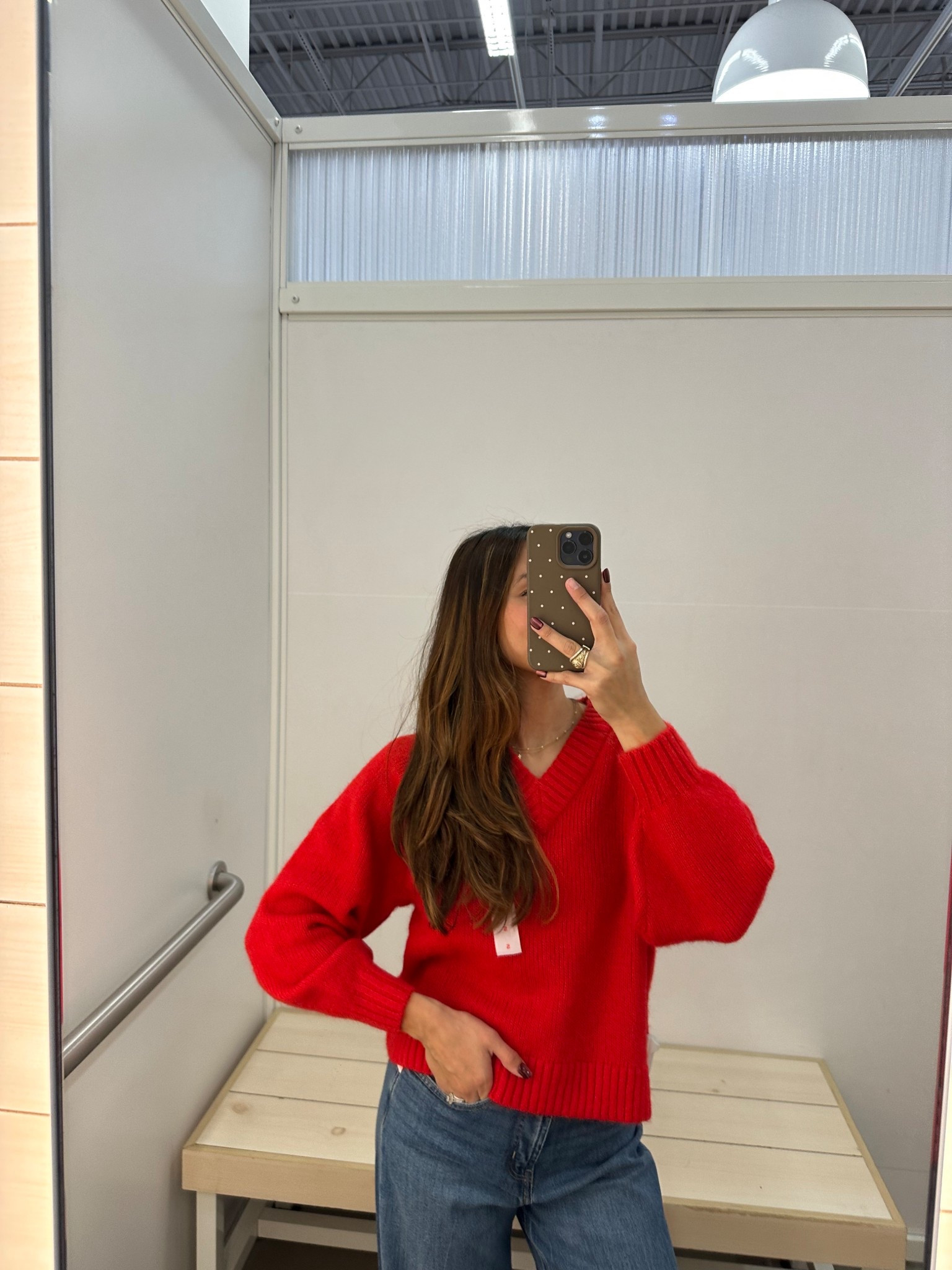 Red v neck sweater! 



#LTKootd #LTKFindsUnder50 #LTKHoliday