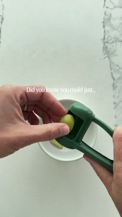 Where has this been? 🤯

Comment TOOL for this super smart cutter! 

#momhacks #kitchenhacks #snacks #amazonfinds