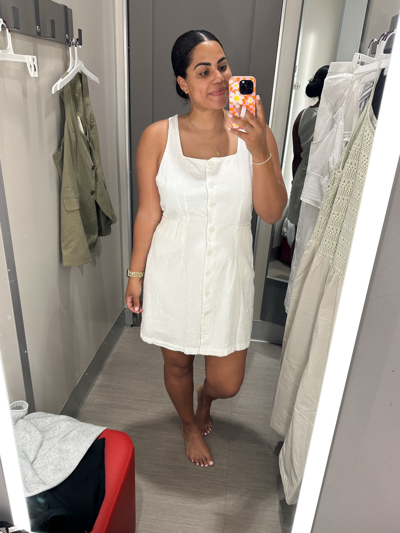 Size XL. Has a tie in the back so make it as fitting as you need!