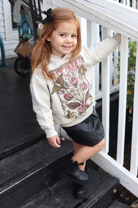 Toddler oversized hoodie & vegan leather skirt

Cotton on kids / cotton on kids crew / cotton on kids usa / Fleetwood Mac / graphic sweatshirt 

#LTKkids #LTKSeasonal #LTKfindsunder50