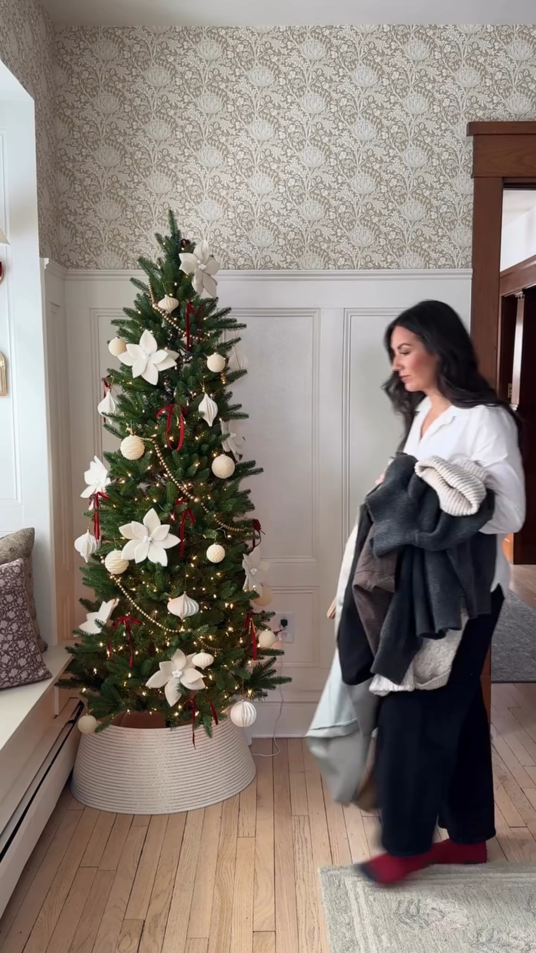 If you’re looking for casual Christmas outfit ideas that still feel festive—this one’s for you 🤎🎄

I styled a few easy looks that are comfortable, classic, and perfect for hosting, church, or family time.

✨ Shop every outfit in my LTK
Comment SHOP and I’ll send you the links
Save this for December outfit inspiration 🤍

-

#christmasoutfits #holidayoutfits #winteroutfits #casualholiday #holidaystyle #winterstyle #outfitinspo #styledlook #outfitideas #cozystyle #classicstyle #timelessstyle #neutralstyle #capsulewardrobe #everydaystyle #effortlessstyle #elevatedcasual #slowfashion #wardrobestaples

https://liketk.it/5GKMm