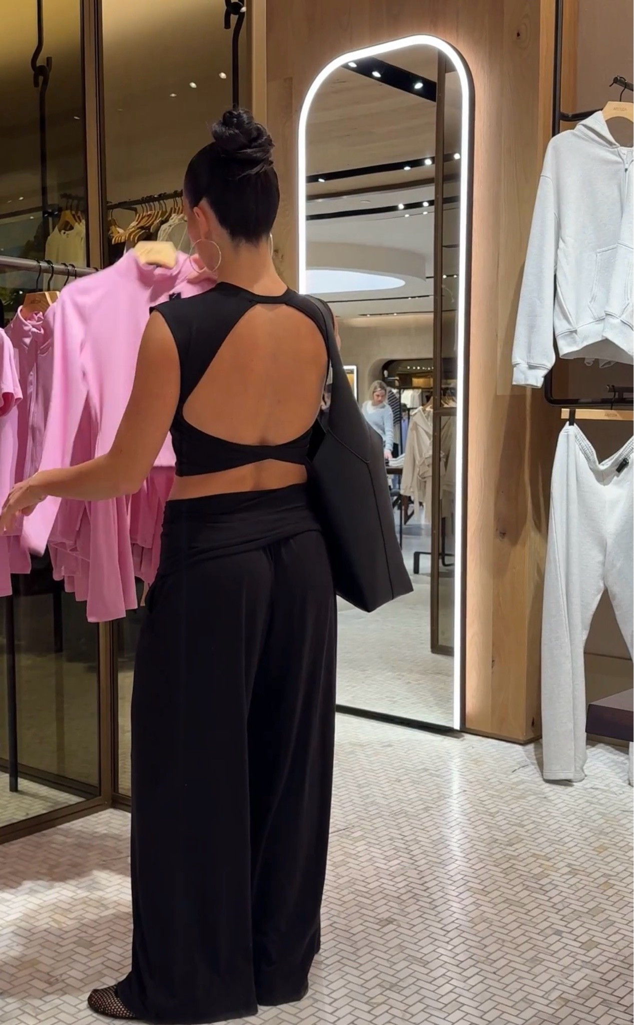 Amazon top size small 
Active open back top
@Aerie wide leg pants size small Active open

#LTKootd #LTKgrwm #LTKActive