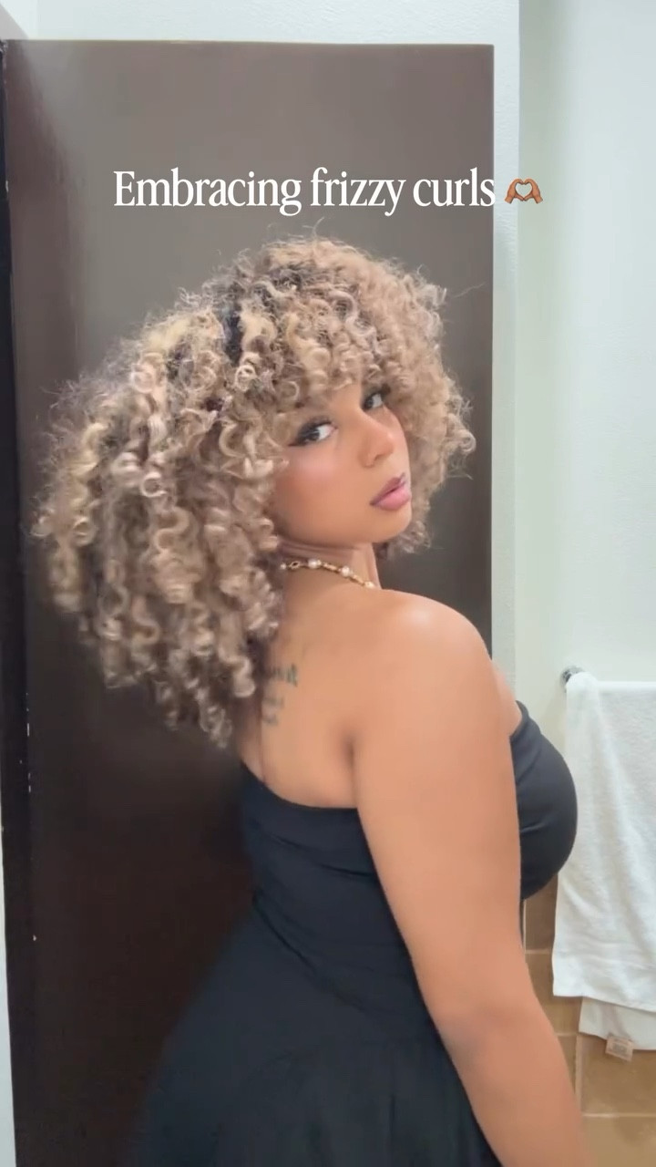 Frizzy curls add a little ✨pizazz✨ to the fit trust me 

Dress from @windsorstore 

#curlyhair #curlscurlscurls #naturalhair #3bhair #rizosnaturales #curlyhaircare #curlyhairroutine #latina
