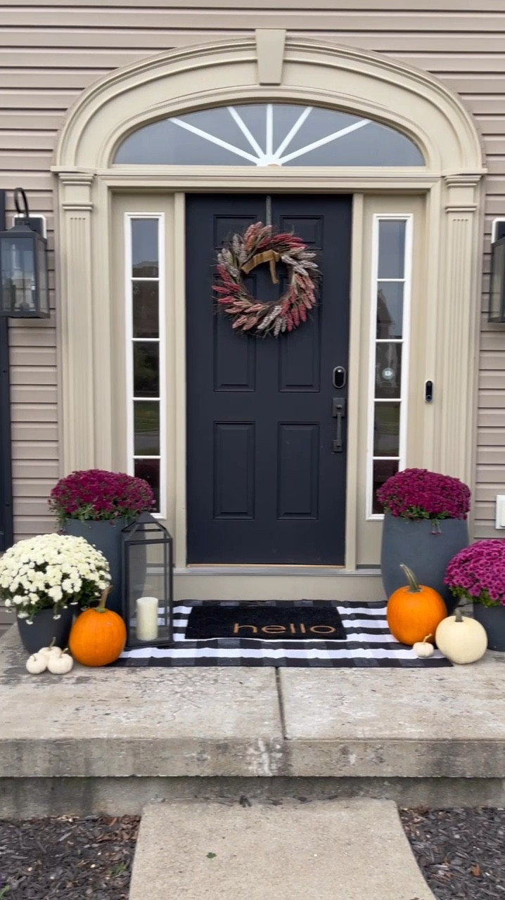 Nothing is better than getting your front entryway ready for Fall🍁🍂

Almost everything is from Target/Amazon and the beautiful mums are from Wegmans! 

#homedecor #falldecor #mums #entryway #home #autumn #pumpkins 
