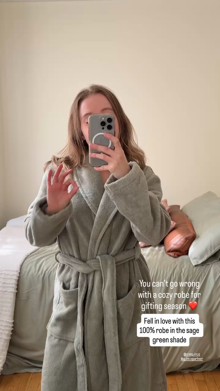 Turkish cotton robe for women in the prettiest sage green. Wearing xs I’m 5ft 2. An easy gift idea for anyone on your holiday list. @Quince #quincepartner