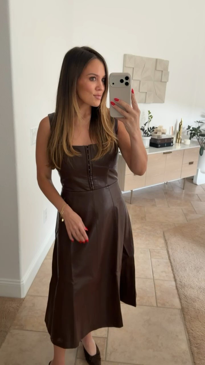 This dress is so flattering! I immediately added it to my cart when shopping the Nordstrom anniversary sale!