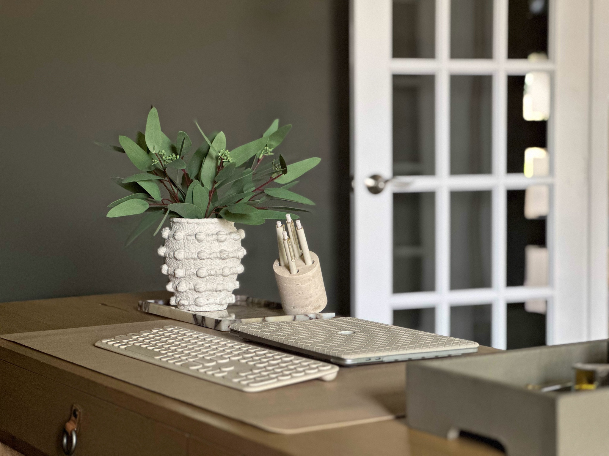 Desktop Styling

Home  home office  office accessories  work from home  neutral home  modern home  textured vase  spring home decor  desk accessories 

#LTKhome #LTKSeasonal