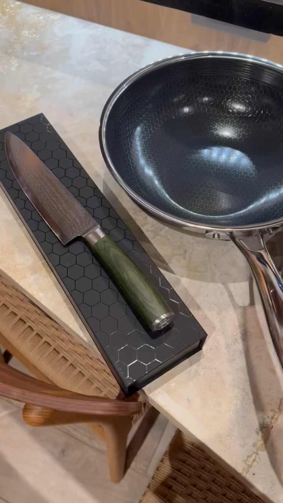 CURRENTLY: my favorites pans & knife 🔪🍳
#Kitchenware #cooking #LTKcooking #HEXCLAD 