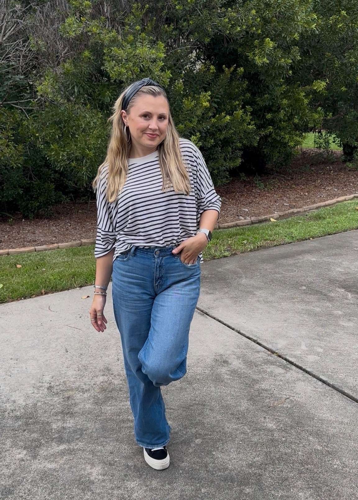 Top: Francesca’s, Size S
Jeans: AE, Size 0
Headband: Shein
Shoes: P448
Earrings: Sheila Fajl