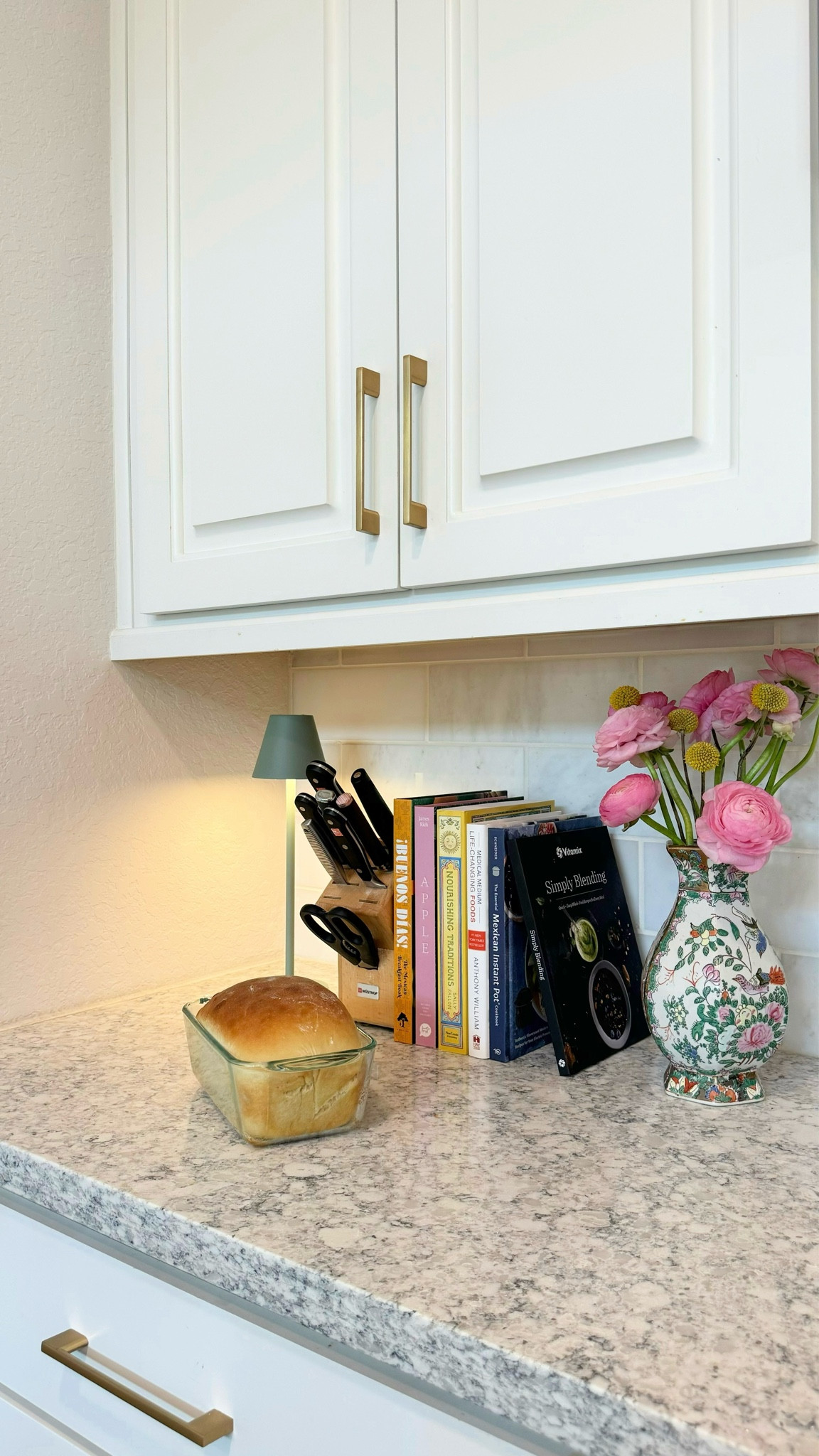 kitchen nook
cookbooks
kitchen decor inspo

#LTKHome #LTKFindsUnder50