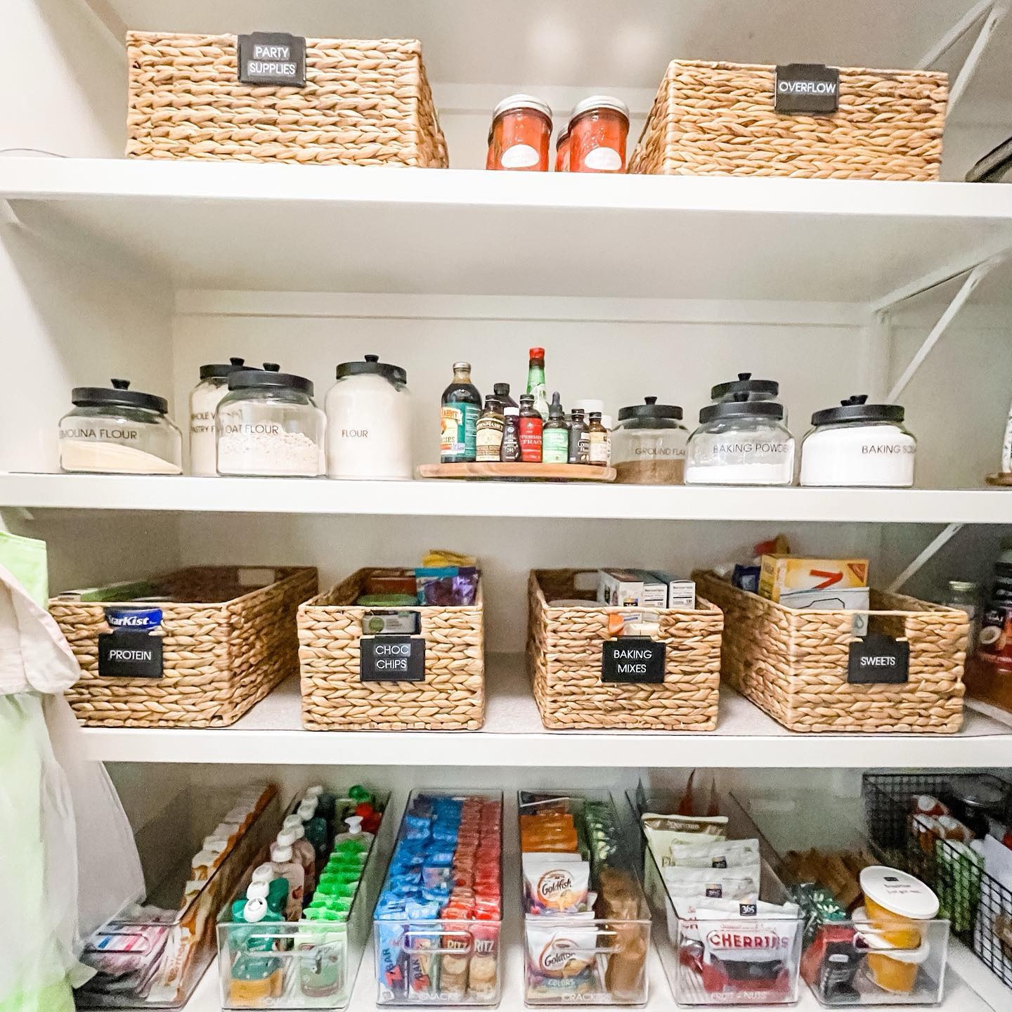 Friday poll! Are you team decant all the things, or team “who’s got time for that?”

While it always looks gorgeous to see things in beautiful glass jars, it is a commitment when you arrive home from the grocery store to refill. And often times, we need a separate storage solution for all of the overflow bags and boxes.

These are the types of conversations we love having with clients, so that their customized product solutions not only fit their space, but more importantly, their lifestyle!