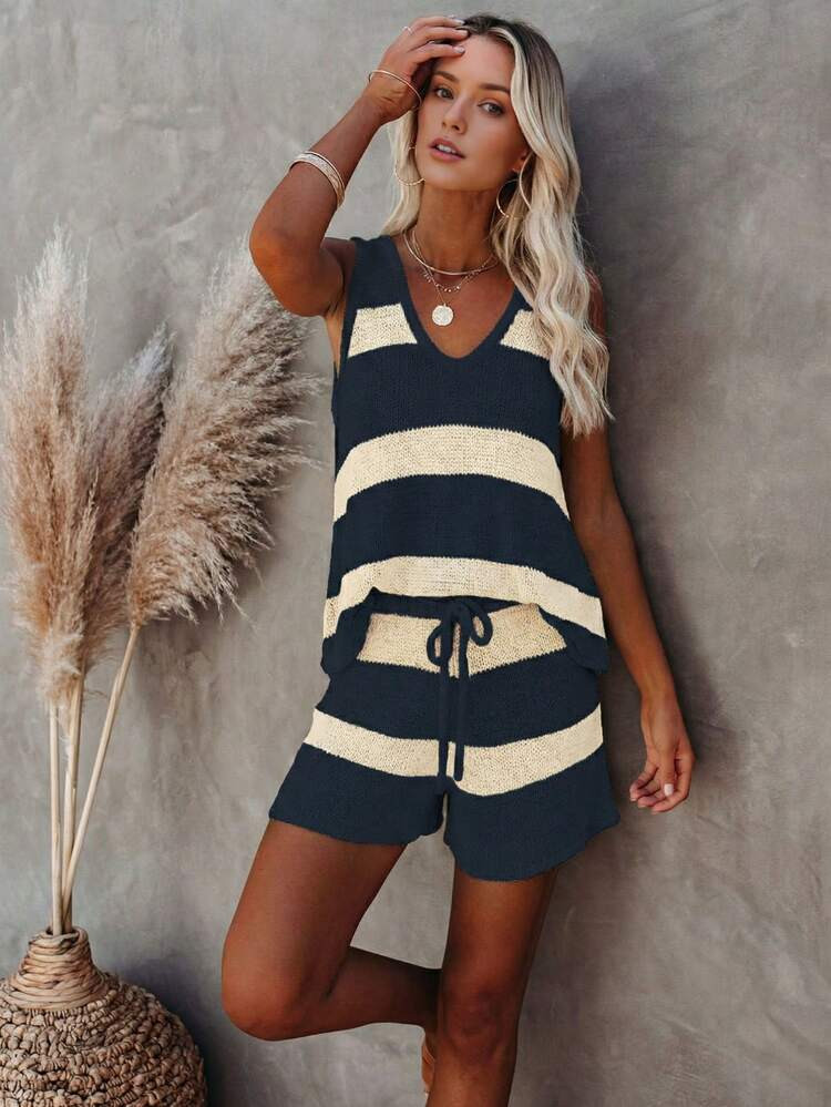 Conjunto de punto de chaleco y pantalones cortos a rayas de contraste de cuello en V, estilo eleg... | SHEIN