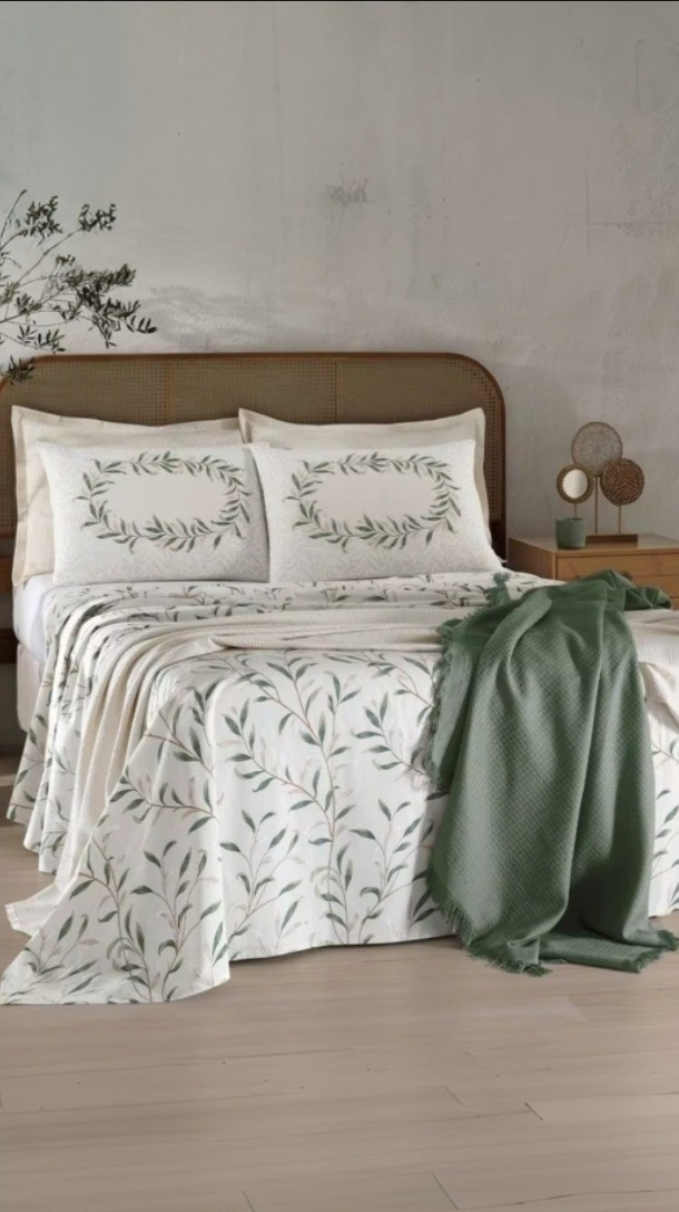 Transforme seu quarto em um verdadeiro refúgio de tranquilidade com este jogo de cama com estampa super delicada. 🌿✨ A suavidade do tecido e a beleza dos detalhes vão te envolver em noites de puro aconchego.

