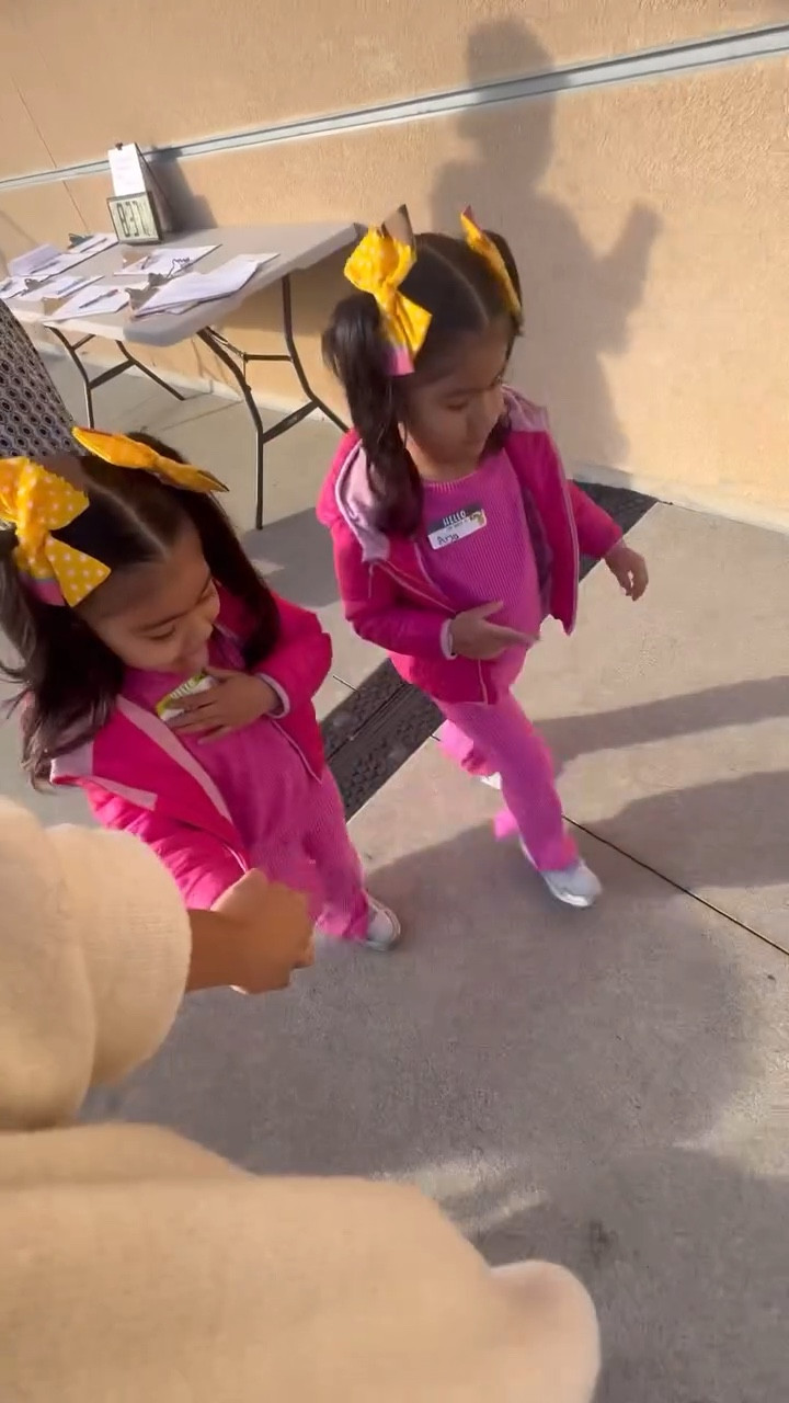 Their reactions when we picked them up 😭🥹🩷 They had a great first day !! #summertwins #twinmom